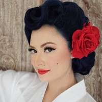 Bagian rambut dengan tatanan updo bergelombang menguatkan kesan retro ala tahun 50-an. Hair sylist Jeffry Willy yang berada di belakangnya. Foto: Dok. Instagram