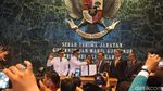 Foto: Salam 2 Jari Anies-Sandi Saat Sertijab