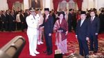 Foto: Momen Jokowi-Anies Salaman Usai Pelantikan