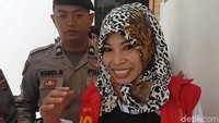 Kedatangan Sri untuk mendengarkan pembacaan dakwaan dari 10 jaksa penuntut umum (JPU).