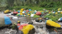 Lihatlah bebatuan kali di Sungai Amprong di Kecamatan Poncokusumo, Kabupaten Malang ini. Warna-warninya begitu mencolok dan menarik perhatian traveler. Namun kontroversi dan kritikan mengalir deras terkait kejadian ini (Aminudin/detikTravel)