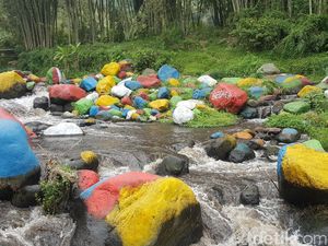 Ada Niat Baik di Balik Ide Kontroversial Batu Kali Dicat Warna-warni