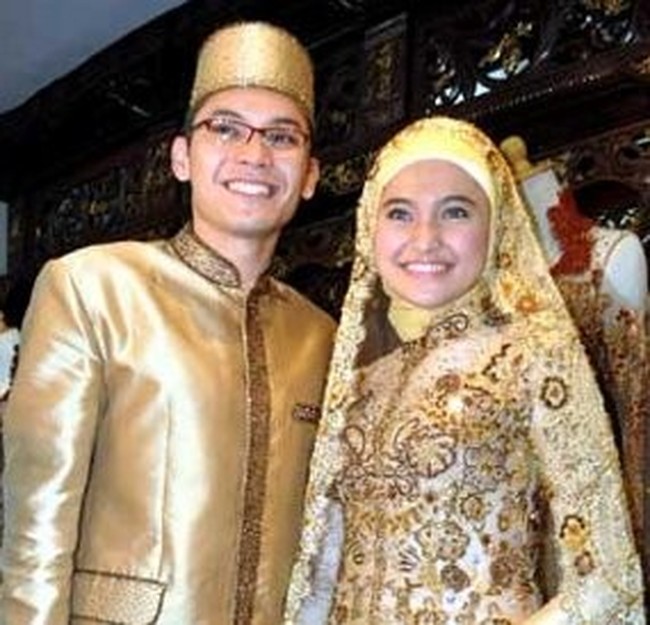 Sebelum menikah dengan Nesyana, Ben Kasyafani menikahi Marshanda pada 2011 lalu. Kala itu, Marshanda masih memakai jilbab dan mengenakan kebaya bernuansa keemasan. Gaya hijabnya juga terlihat super simpel dengan tambahan veil yang warnanya senada. Foto: Dok. Detikcom