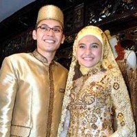 Sebelum menikah dengan Nesyana, Ben Kasyafani menikahi Marshanda pada 2011 lalu. Kala itu, Marshanda masih memakai jilbab dan mengenakan kebaya bernuansa keemasan. Gaya hijabnya juga terlihat super simpel dengan tambahan veil yang warnanya senada. Foto: Dok. Detikcom