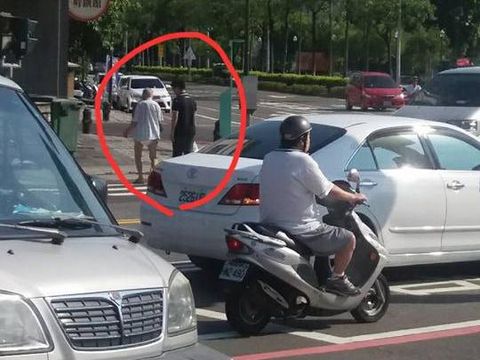 Bikin Salut Netizen! Pemuda Ini Antar Pulang Kakek yang Sakit Alzheimer