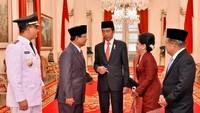 Jokowi juga sempat berbincang dengan Prabowo sebelum sesi foto bersama. Jokowi tampak melirik ke arah Prabowo.