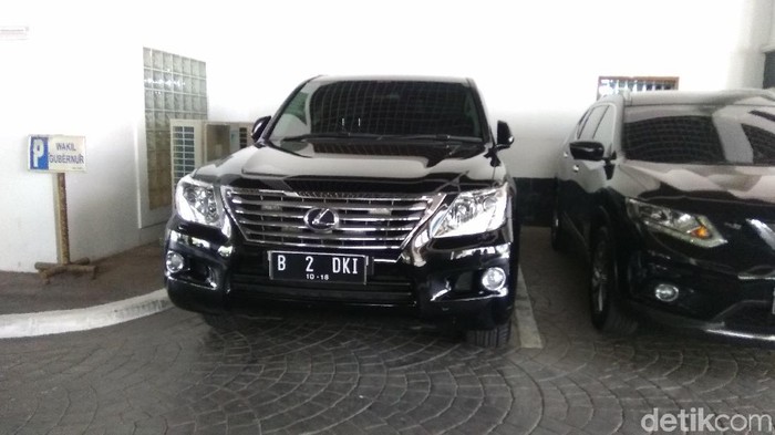 Calon Mobil Dinas Sandiaga Terparkir di Balai Kota Jakarta