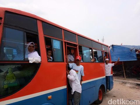 Warga Kampung Akuarium Berangkat Lebih Cepat ke Istana