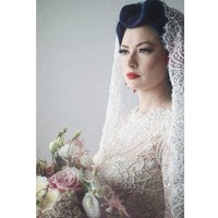 Claudia Adinda tidak menanggalkan karakter sebagai gadis pin up ala tahun 40-an ketika menikah dengan aktor dan penyanyi Derby Romero. Di hari besarnya, ia pun tampil unik lengkap dengan makeup dan tatanan rambut yang populer di era 40 hingga 70-an tersebut. Foto: Dok. Instagram