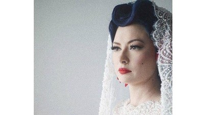 Uniknya Penampilan Gadis Pin Up Claudia Adinda Saat Dinikahi Derby Romero