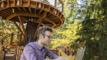 Dengan suasana rumah pohon ini, karyawan Microsoft bisa menemukan spot terbaiknya untuk lebih fokus terhadap pekerjaannya. Suara burung-burung semakin menambah damai suasana. (Foto: Dok. Microsoft)