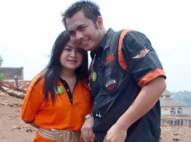 Annisa Bahar menikah dengan seorang polisi bernama Dian Esha. Kini suaminya telah melepas pekerjaannya sebagai polisi karena ingin menemani sang istri yang kerap manggung keluar kota. Foto: Istimewa