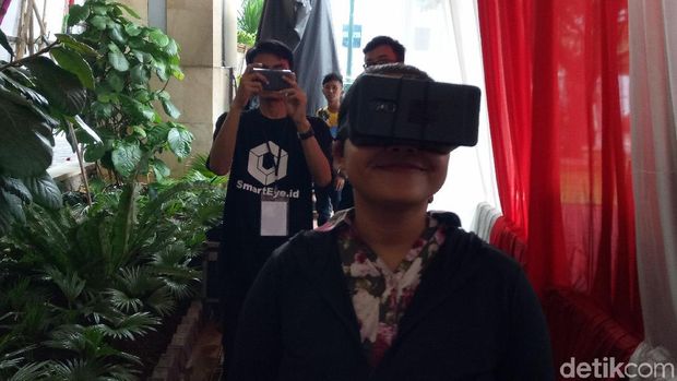 Serunya Warga Jajal Kacamata Virtual Reality di Balai Kota DKI