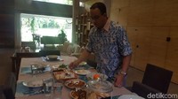 Gubernur DKI Jakarta terpilih, Anies Baswedan mengawali hari pelantikannya dengan sarapan pagi di kediaman di Jalan Lebak Bulus Dalam II, Jakarta Selatan
