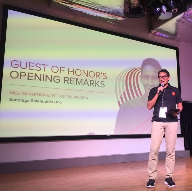 Bila Anies kerap tampil formal berbaju batik, Sandiaga Uno lebih senang tampil sporty dengan poloshirt dan sneakers. Foto: Dok. Instagram