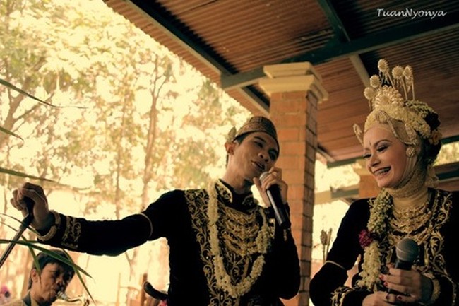 Inspirasi model hijab pengantin lainnya bisa melihat pernikahan Tria The Changcuters dan Dhatu Rambulan. Mereka menikah memakai adat Jawa. Namun Dhatu memilih untuk tidak menggunakan payes. Foto: Dok. Detikcom