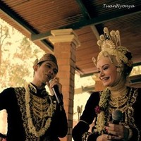 Inspirasi model hijab pengantin lainnya bisa melihat pernikahan Tria The Changcuters dan Dhatu Rambulan. Mereka menikah memakai adat Jawa. Namun Dhatu memilih untuk tidak menggunakan payes. Foto: Dok. Detikcom