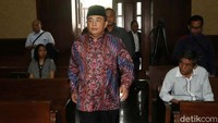 Akom tiba di ruang sidang.