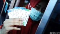 Badan Usaha Jalan Tol (BUJT) dan Perbankan sepakat memberikan insentif ke pengguna jalan tol guna menggenjot penggunaan non tunai di gerbang tol ke angka 100% di akhir Oktober nanti. Insentif tersebut diberikan dalam bentuk diskon 100% alias gratis pembelian uang elektronik atau e-Money, yang selama ini dibebankan Rp 20.000 kepada konsumen jika membeli kartu perdana uang elektronik.