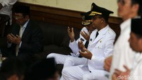 Anies Baswedan dan Sandiaga Uno berdoa bersama di Masjid Sunda Kelapa sebelum dilantik sebagai Gubernur-Wagub DKI Jakarta.