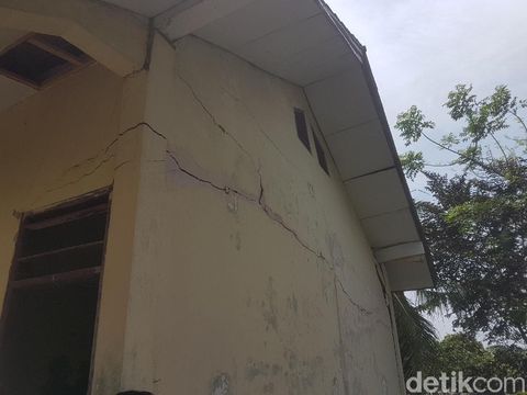 Jerit Warga Cikeusal Serang Anak Belajar di SD yang Hampir Roboh