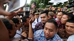 Hebohnya Pendukung Sambut Anies-Sandi di Balai Kota