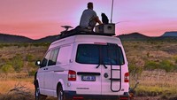 Rich dan Willow telah mendaki gunung, berkemah, memanjat tebing, berlayar, serta telah melewati ribuan kilometer perjalanan bersama. Momen perjalanan mereka bagikan dalam akun instagram @vancatmeow dan Facebook Van Cat Meow travelling cat (vancatmeow/Instagram)