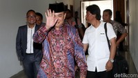 Dalam analisis yuridis putusan yang dibacakan hakim terhadap 2 terdakwa Irman dan Sugiharto, Akom terbukti menerima uang USD 100 ribu. Uang tersebut untuk membiayai pertemuan dengan para camat, kepala desa, dan tokoh masyarakat di Kabupaten Bekasi.