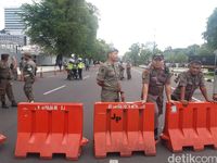 Warga Datangi Selamatan Anies-Sandi, Jalan Depan Balkot Ditutup