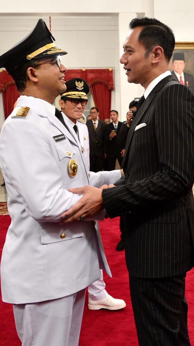 AHY menghadiri pelantikan Anies di Istana Negara.