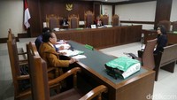 Dalam persidangan, Rieke membeberkan proses PHK dari ke-30 pekerja oleh RJ Lino itu.
