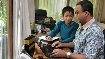 Mengedit terakhir naskah pidato untuk pelantikan gubernur ditemani si kecil Ismail. Foto: Instagram Anies-Sandi