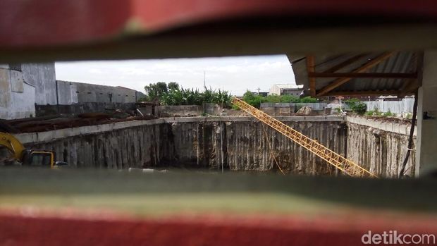 Sebuah Rumah di Soli Tertimpa Crane Pembagunan Hotel