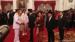 Foto: Momen Jokowi-Anies Salaman Usai Pelantikan