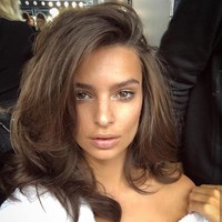 Walau hanya foto selfie, namun Emily Ratajkowski mampu memberikan aura seksi yang kuat.  Foto: Instagram