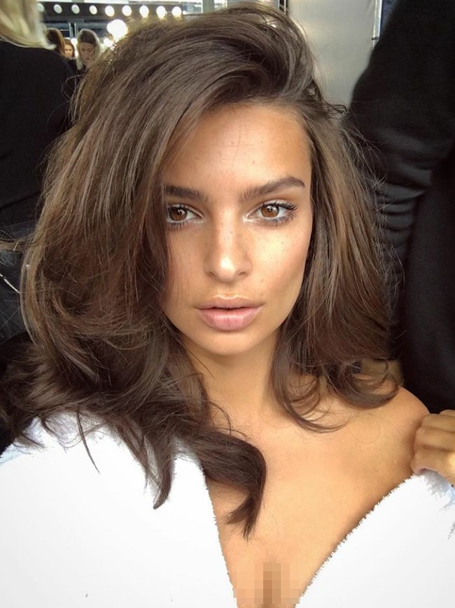 Walau hanya foto selfie, namun Emily Ratajkowski mampu memberikan aura seksi yang kuat.  Foto: Instagram