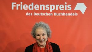 Raih Penghargaan di FBF 2017, Margaret Atwood Tersenyum Bahagia