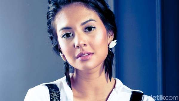 Tatapan Menggoda Aurelie Moeremans Tatapan Menggoda Aurelie Moeremans