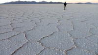 Berasa seperti di planet lain bukan? Inilah daratan Salar de Uyuni di Bolivia yang sangat luas! (Sarah Duff/CNN)