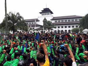 Potret Gedung Sate Bandung yang Dikepung Ojek Online