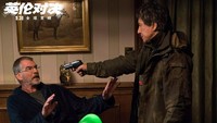 Jackie Chan terlihat menodongkan pistol kepada Brosnan. Foto: dok IMDB
