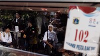 Pemprov DKI dan tim relawan Anies-Sandi menyiapkan 6.000 porsi makanan gratis untuk warga yang ikut merayakan pergantian gubernur dan wakil gubernur. Acara kuliner gratis tersebut dibuka pada pukul 19.00 WIB. Namun sebelum pukul 19.00 WIB, kuliner yang disajikan ludes diserbu warga.