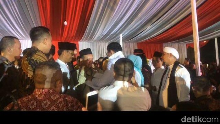 Sandiaga Berikan Topi hingga Jas Pelantikan ke Relawan