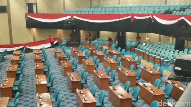 Sambut Gubernur dan Wagub Baru, Ruang Paripurna DPRD Dibersihkan