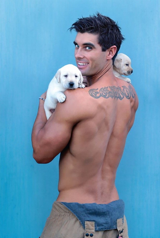 Kali ini, konsep pemotretan kalender sangat menggemaskan, karena para pemadam kebakaran tampan dan bertubuh kekar itu berpose bersama hewan-hewan lucu. Foto: Australian Firefighters Calendar
