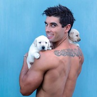 Kali ini, konsep pemotretan kalender sangat menggemaskan, karena para pemadam kebakaran tampan dan bertubuh kekar itu berpose bersama hewan-hewan lucu. Foto: Australian Firefighters Calendar