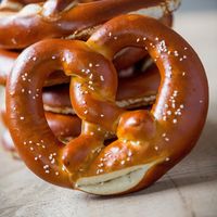 Hii! Berani Makan Pretzel Stick Berbalut Semut Ini?