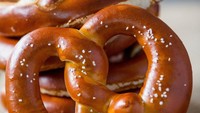 Pretzel juga tergolong sumber karbohidrat berkualitas buruk. Konsumsinya bisa bikin cepat lapar karena sifatnya mudah dicerna tubuh. Lebih baik pilih camilan tinggi serat, seperti popcorn dan sayuran. Foto: Istimewa