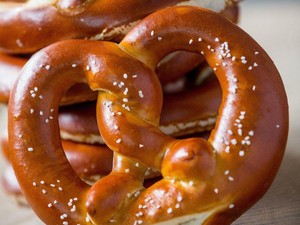 Uniknya Pretzels dengan Isian Daging Sapi Italia hingga Cake Ulang Tahun!