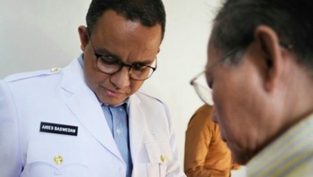 Anies saat fitting seragam Gubernur DKI.  Foto: Instagram Anies-Sandi